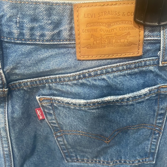 Levi’s wedgie straight. High waisted straight leg. Cropped. Like new condition. - Picture 8 of 8